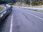 Taraklı-Geyve yolunda çökme..