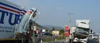 Pamukova'da İki Tır Birbirine Girdi! Karayolu Kapandı !