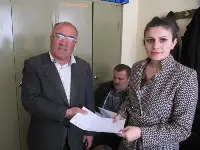 Muhtar ve Azalar Mazbatasını Aldı