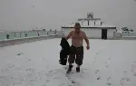 Üşümeyen Efsane Adam'dan Kar Şov!