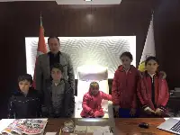 Beş kafadar diplomatlara taş çıkardı