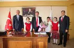 Kaymakama Çiçek Takdim Edildi