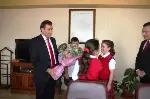 Kaymakama Çiçek Takdim Edildi