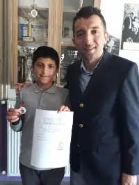 KAZANDIĞI ÖDÜLÜ MEHMETÇİĞE BAĞIŞLADI