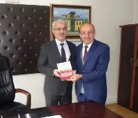 Öğretmenine Kitap Hediye etti