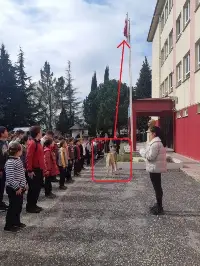 Köpek bile bayrağımıza saygı duydu