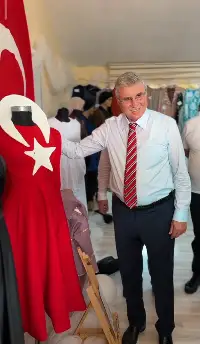 BAŞKAN YÜCE, SAFİBEY BEYAZ GÜLLER GİYİM SERGİSİNİ GEZDİ