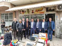 İYİ PARTİ EKİBİ SEÇMENLE BULUŞUYOR