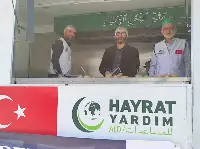 Hayrat İnsani Yardım Derneği Helva dağıttı