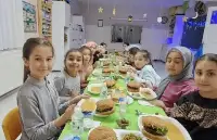 Geyve'de Minik Kalpler İftar Sofrasında Buluştu! Bu Görüntüler Yürekleri Isıttı!