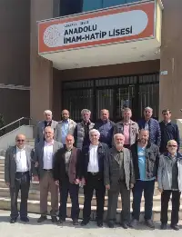 43 Yıl Sonra Geyve İmam Hatip'te Tarihi Buluşma! Öğretmenleri Yoklama Aldı!