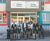 Kaymakam Güven'e Akdoğan Okulu'nda Coşkulu Karşılama: Öğrenciler Çiçeklerle 'Hoş Geldiniz' Dedi!