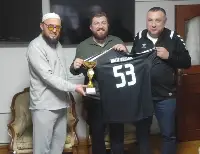 Geyve Kaymakamlığı Voleybol Takımı Kupasını Sponsoruna Hediye Etti